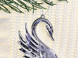 Подвеска пластик Лебедь серебро 10*8смНУ-5090