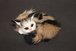 Сувенир Кошка мех №3 лежачая 3*9см